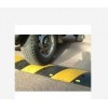 道路緩沖帶價格橡膠減速帶廠家公路限速帶減速板批發